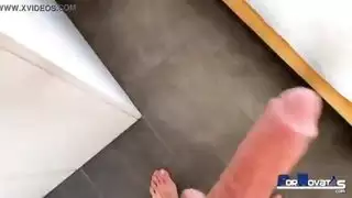 صديقي العربي يستمني ويجعلني اللسان في الأماكن العامة