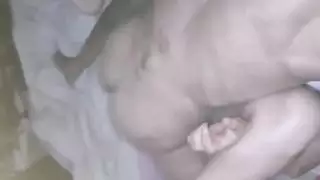 الفرخ الساخن يصبح مبتلًا ووحشيًا في متجر الدجاج