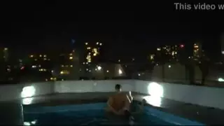 لم يكن الماء كافياً لإخماد النار ، لذلك مارسنا الجنس في المسبح (المرة الأولى لي في بركة)