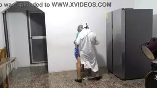 طقوس الخطوبة العربية! زوجان غير مخلصان يطلبان النصيحة أمام قس عربي، ثم ينتهي بهما الأمر بإتمام علاقتهما الإباحية العربية اللاتينية