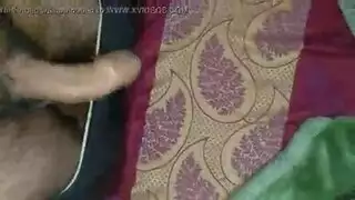 امرأة ذات شعر قرنية بالبني تمتص بلطف ديك حبيبها أثناء قيامه بصنع فيديو.
