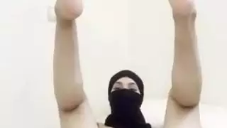 خجولة فتاة عربية الحجاب في النقاب يستمني ويفرك بوسها العصير