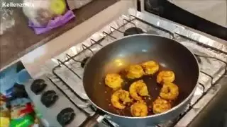 تناول الروبيان أكمل على اللون الأحمر