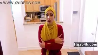 فتاة مسلمة تملق مدربها الشخصي كيرا بيريز
