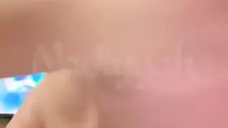 الفرخ العربي عاريا تماما ومضايقة مع ثديها الطبيعي الكبير وجمل مشعر الضيق