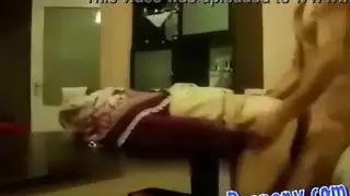 فتاة عربية صغيرة مارس الجنس في الحمار المرة الأولى