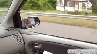 صديقة يعطي اللسان قذرة في السيارة بعد العمل