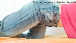 كومينغ من خلال جينز بلدي بينما زميلي في الغرفة لا يبحث
