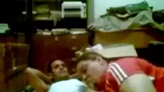 سكس عرب نار شرموطة بتخون جوزها وتتناك من واد اد عيالها