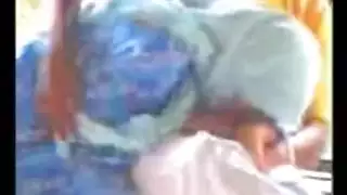 بنت محجبة بلوجوب في الطبيعة