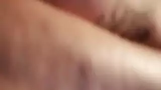 شاهد هذا الزوجين الأبيضين المثيرين وهي تمنحه أفضل اللسان في حياته بمهاراتها المذهلة في الرأس