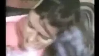 الممثلة التركية مشهد السيارة في الهواء الطلق
