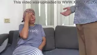 خادمة تنظيف تركية لا تخاف عندما يطلب منها جندي أمريكي تنظيف قضيبه الكبير