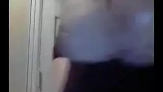 سيدة عربية حامل على كاميرا ويب
