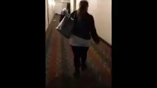 أمريكية ساخنة أربعينية في طريقها إلى غرفة في الفندق تتناك من عشيقها