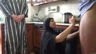 زوج الديوث يشاهد زوجته العربية تمارس الجنس مع ديك كبيرة