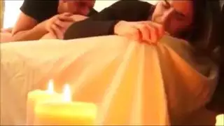 زوجان أبيضان يدعوان شخصًا عربيًا غريبًا