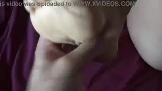 زوجة تركية تسمح للمالك أن يمارس الجنس مع بوسها المشعر بينما يكون الزوج في العمل