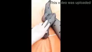 تدليك القدم في لباس ضيق