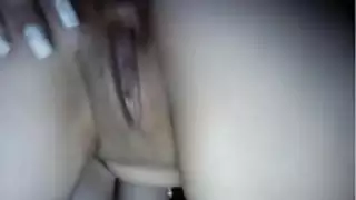 مفلس عربي مع الثدي المترهل يلعب على كاميرا الويب
