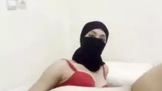 فتاة عربية خجولة الحجاب في النقاب يستمني ببطء ويفرك بوسها العصير