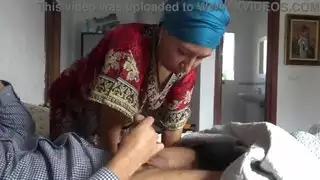 تتفاجأ خادمة فندق تركية عندما يعرض عليها أحد الضيوف ليرة مقابل مص قضيبه الكبير