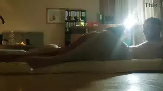 إنها تحرك أجزاءها مثل المغنية إلى قضيب هذا الرجل