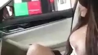 فتاة سورية تعرض مفاتنها داخل سيارة