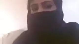فتاة عربية تظهر الثدي على كاميرا ويب