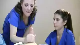 اثنين من الممرضات المتحمسين الحصول على حميرهم مارس الجنس