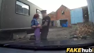 الشرطي القذر يمارس الجنس مع عاهرة شريكته بينما تمتص ديك في عملية لاذعة