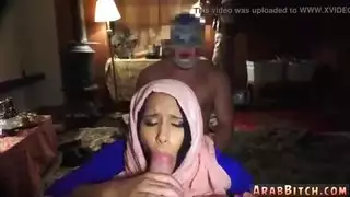 عرب دبي وفرنسي في سن المراهقة فتاة عاملة محلية