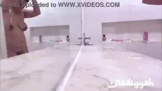 زوجة سمين عربية جميلة مع ثدي كبير الاستحمام