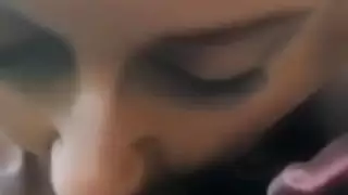 زوجة محجبة تمص الزب في السيارة حتى يقذف في بلعومها