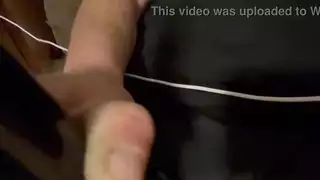 علق مسمار في الأسود يصبح غريبًا مع مؤخرته وهزازه