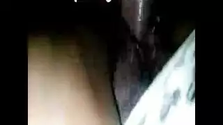 امرأة سوداء حسية تمتص قضيب حبيبها بلهفة أثناء ممارسة الجنس مع جارتها