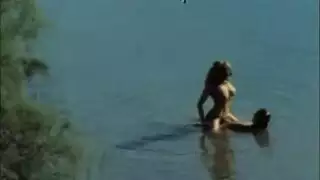 صبي ينيك ميلف أربعينية في البحيرة بجنون
