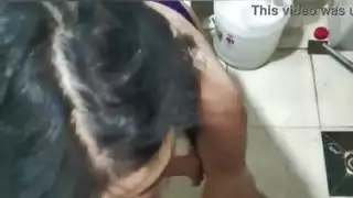 يمارس الجنس مع صديقتي العربية في الحمام ويمارس الجنس مع كس الديك العربي الكبير