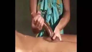مدلكة الآسيوية الساخنة يستخدم يديها والأظافر.