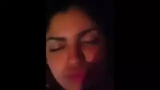 سمر الهايجه مبهدله نفسها لعب وتفريش وحك لغاية ما كسها ولع