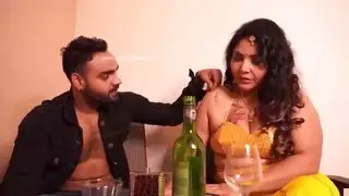 مثير الهندي عاهرة الحصول على الحمار استغل من قبل صبي صغير